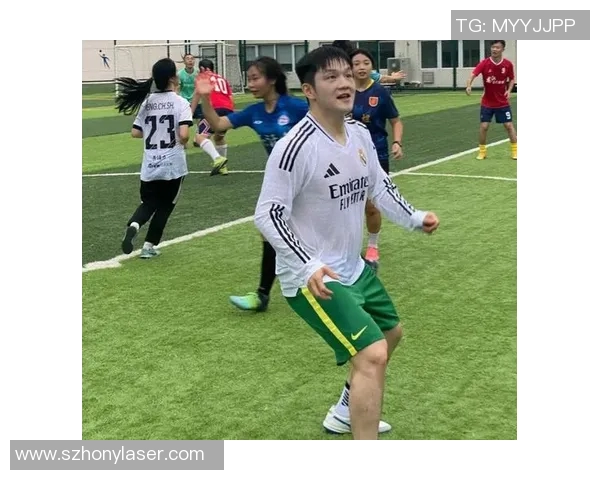 足球明星与路人偶遇的搞笑瞬间引发热议视频分享